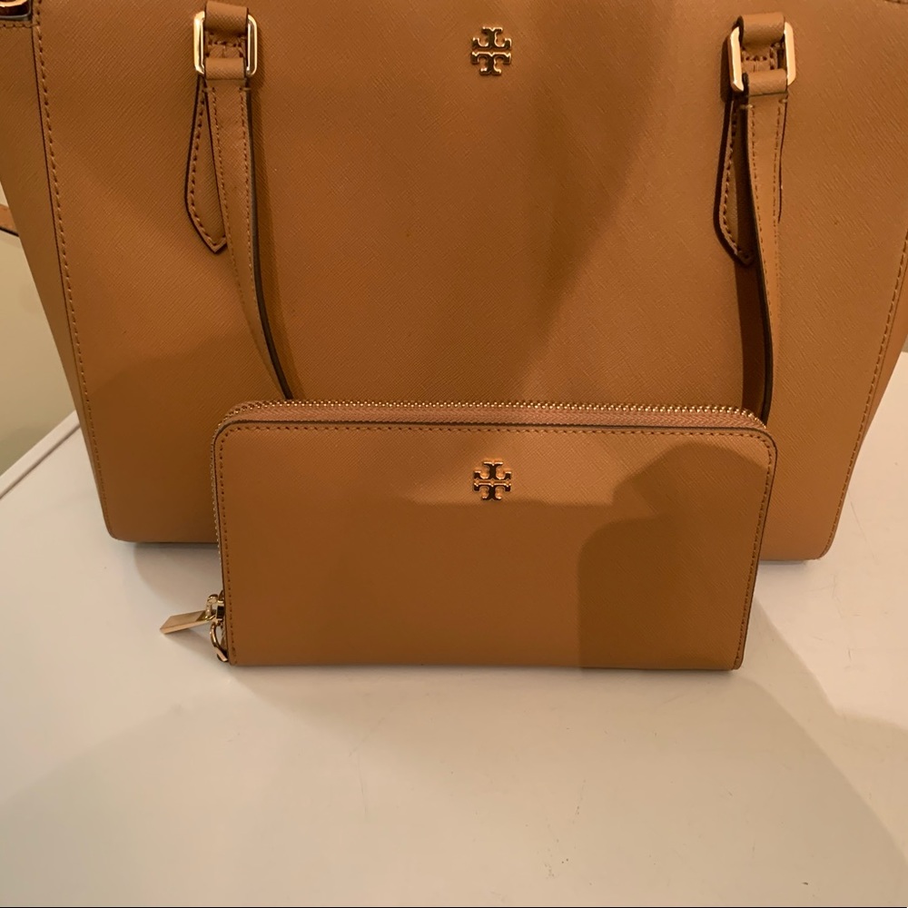 Like new medium leather Tory Burch tote bag and matching wallet.